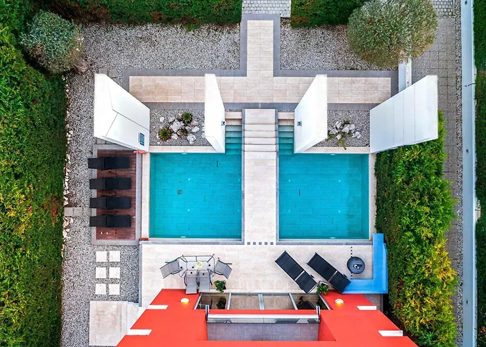 Almond Ixia (Rhodes)