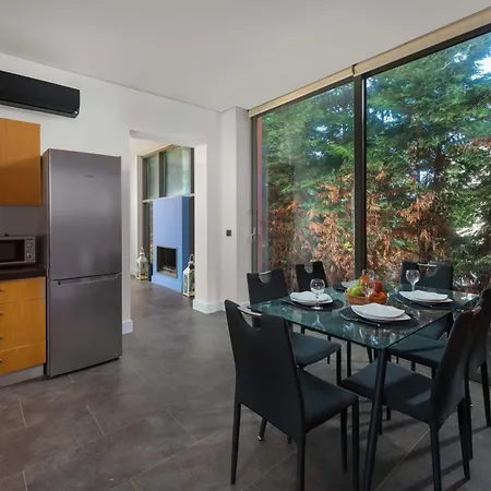 Almond Ixia (Rhodes)