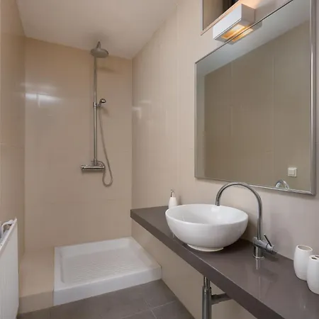 Almond Ixia (Rhodes)